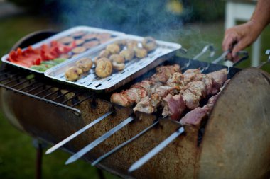 Bir barbekü ızgara sebze ile çeşitli lezzetli ızgara et.