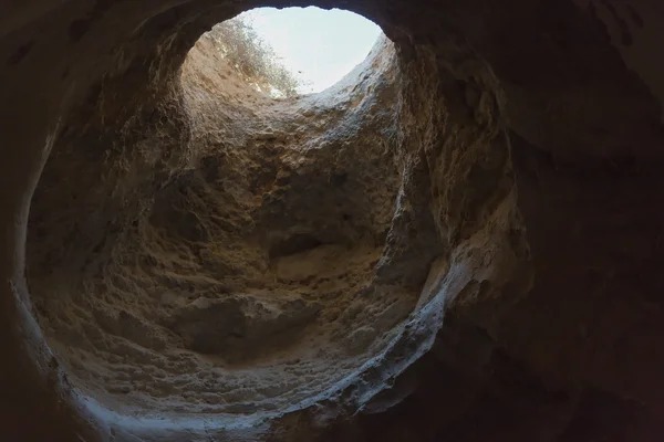 La lumière tombe dans la grotte ardente — Photo