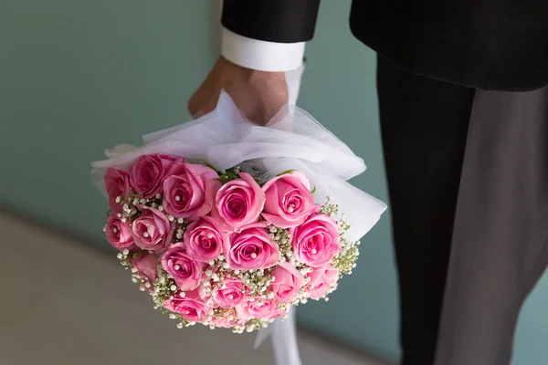 Bride and groom hands holding pink roses bouquet. Closeup — Φωτογραφία Αρχείου