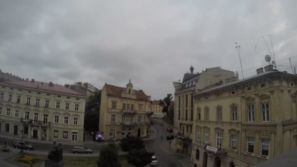 Blick auf die Kreuzung in der Stadt lviv Zeitraffer — Stockvideo