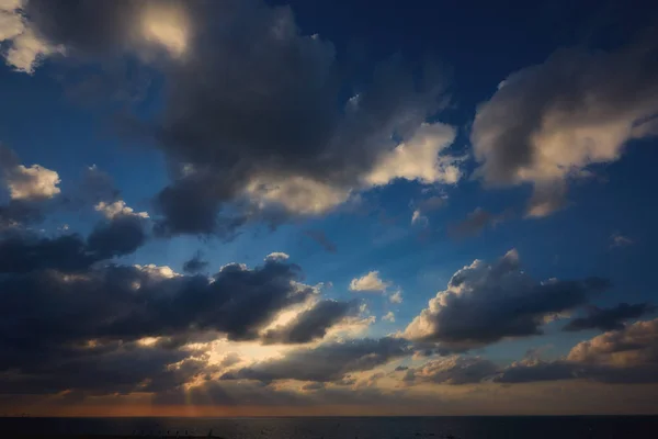 Puesta de sol en el mar, cielo, nubes —  Fotos de Stock