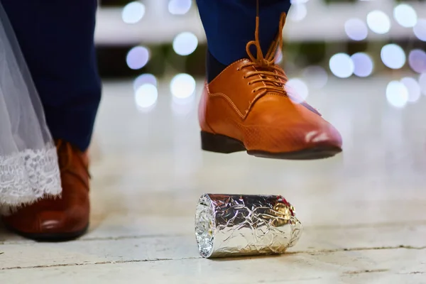 Noivo quebrando um copo no casamento judaico — Fotografia de Stock