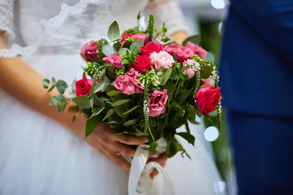 El ramo nupcial de las rosas el primer plano en las manos la novia —  Fotos de Stock