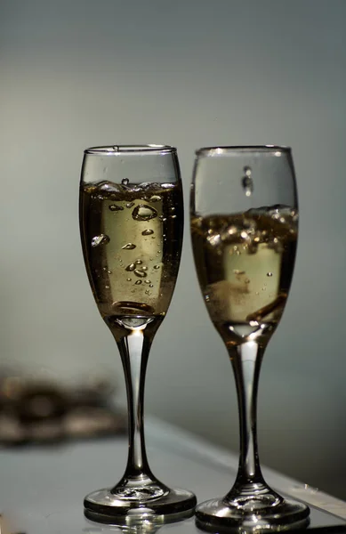 Золоте кільце в шампанському крупним планом — стокове фото