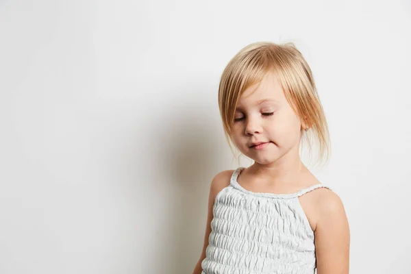 Chica de ensueño, 3 años de edad sobre fondo blanco — Foto de Stock