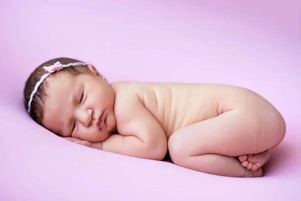 Menina recém-nascida adormecida — Fotografia de Stock