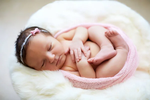 Alvó baba lány a fehér takaró. -Stock kép — Stock Fotó