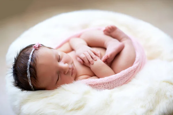 Lindo bebé recién nacido durmiendo —  Fotos de Stock
