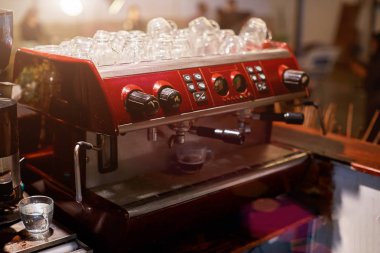 İşyerinde kadın barmen