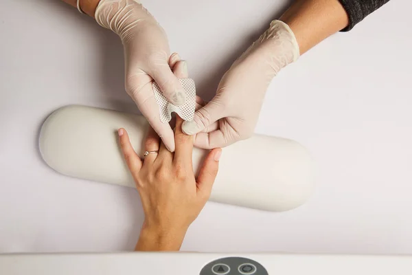 Kosmetička v sádře lepidlo bílé rukavice na prst — Stock fotografie