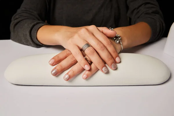 Женщина красочные окрашенные маникюрные ногти — стоковое фото