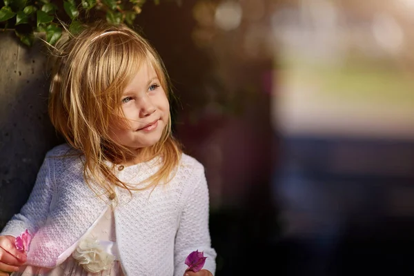 Underbar tjej med blont hår njuter solen — Stockfoto