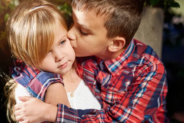 Hermano besa a su hermana, relaciones familiares — Foto de Stock