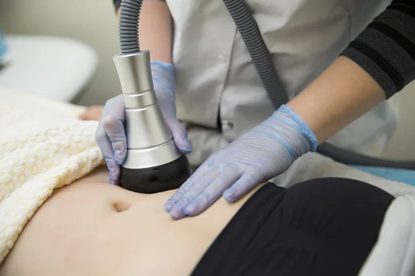 Adelgazamiento y tratamiento con láser de celulitis en la clínica — Foto de Stock