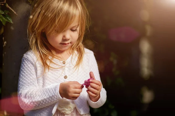 Jour ensoleillé, la petite fille s'allonge sur l'herbe — Photo