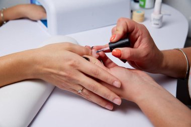 salon uygulanan vernik çivi üzerinde manikür