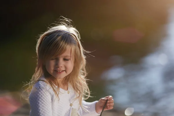 Affascinante bambina seduta sul bellissimo parco — Foto Stock