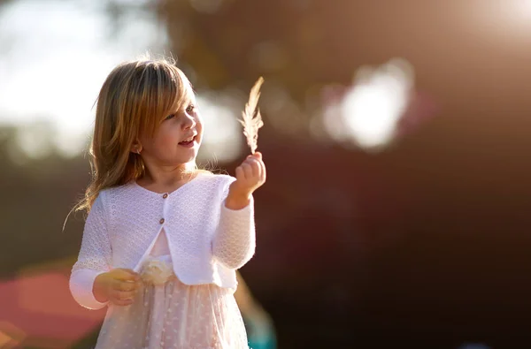 Kis lány 4 éves, szőke haj, süt a nap — Stock Fotó