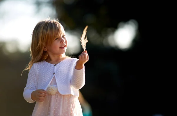 Kis lány 4 éves, szőke haj, süt a nap — Stock Fotó