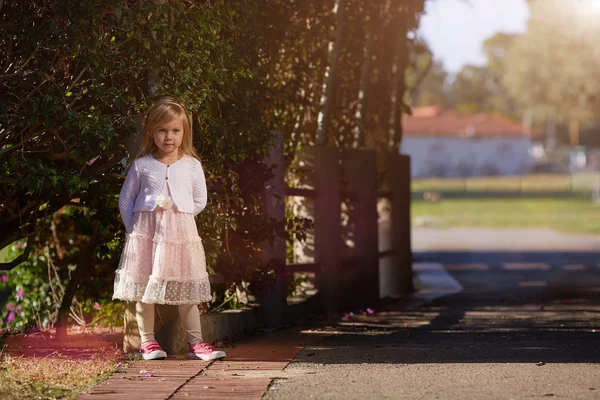 Lyckligt barn liten flicka i en vit klänning — Stockfoto