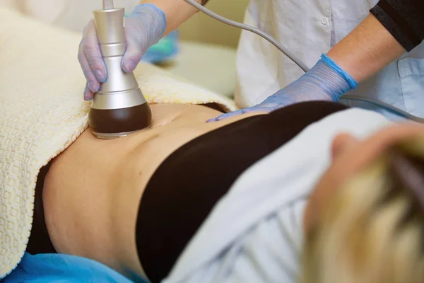 Spa de beleza, mão humana, dieta a laser médica de lipoaspiração — Fotografia de Stock