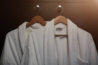 Ahşap tahta Çamaşırhane salonu iş kavramı üzerinde elbise askısı.