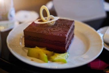 Beyaz ahşap masa arka plan, closeup tabağa lezzetli çikolatalı kek