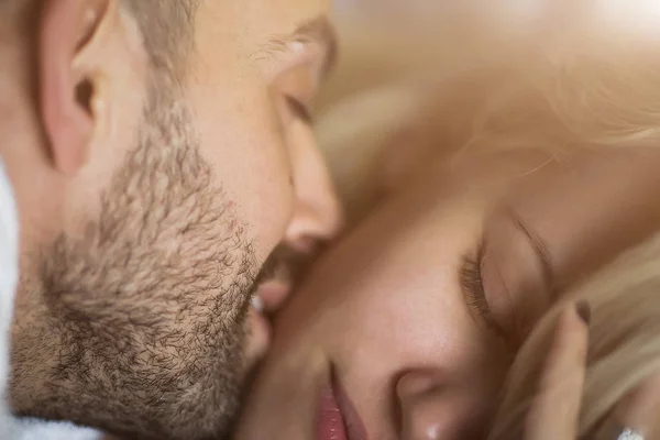 Close up portrait of a happy young couple — Stock Photo, Image