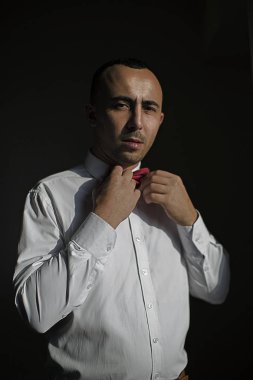 adam beyaz gömlek kravat, siyah bir arka plan üzerinde düzeltme