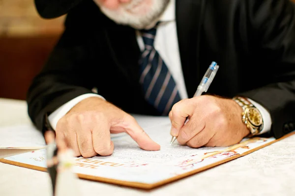 Traditionella judiska bröllop, registrerar äktenskapsförord ketubah. judiska äktenskapsförord. — Stockfoto