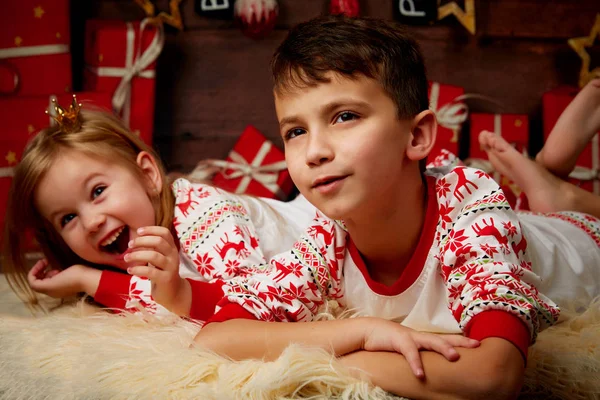 Crianças alegres em pijama festivo — Fotografia de Stock