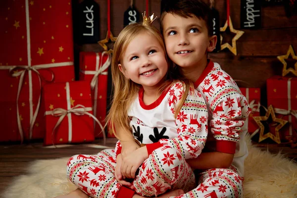 Feliz Natal engraçado crianças gêmeos irmãs abraçando — Fotografia de Stock