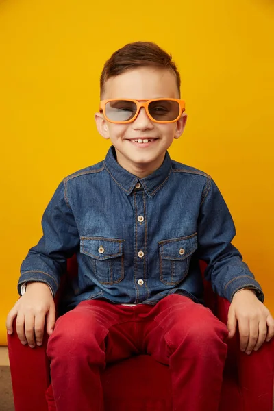 Мальчик 8 лет в джинсовой рубашке красные брюки и технологии 3D папа — стоковое фото