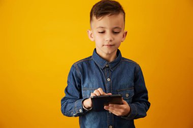 Çocuk holding tablet Sarı zemin üzerine