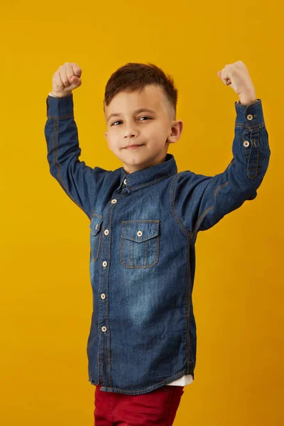 Bellezza sorridente sport bambino ragazzo mostrando i suoi bicipiti — Foto Stock