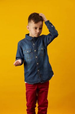 kafasını dokunmadan büyük sorunları olan genç üzgün çocuk portresi