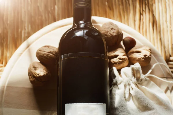 Волоські горіхи і червоне вино можуть насолоджуватися в зимові вечори — стокове фото