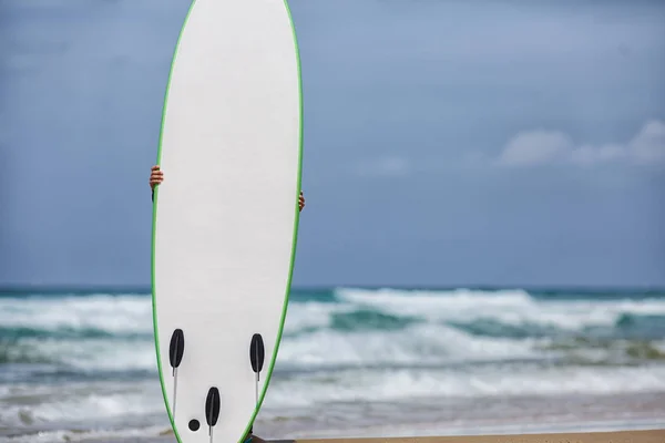 Paisaje de playa con una tabla de surf roja en la arena — Foto de Stock