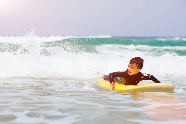 Ein junger Surfer blickt auf den Ozean. portugal — Stockfoto