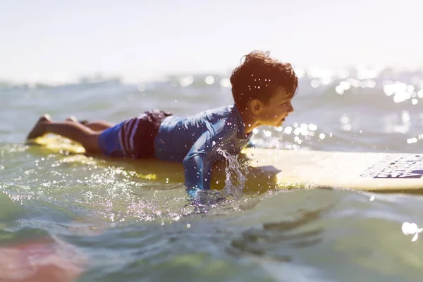 金髪の少年がテル ・ アビブでサーフィンの練習 — ストック写真