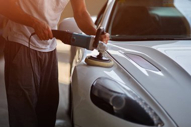 Araba serisi ayrıntılı: beyaz araba waxing işçi