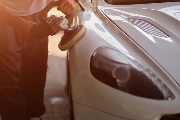 Autodetailserie: Weißes Auto polieren — Stockfoto