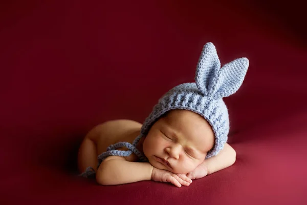 Niña recién nacida 7 días, duerme. bebé recién nacido acurrucado durmiendo en una manta. Niño de ocho días sonriente recién nacido . —  Fotos de Stock