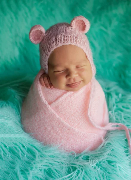 Retrato de bebé recién nacido envuelto capullo —  Fotos de Stock