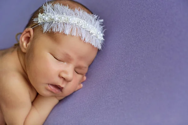 Recién nacido bebé de 4 días de edad, acostado boca arriba relajándose bajo un paño de abrigo azul —  Fotos de Stock