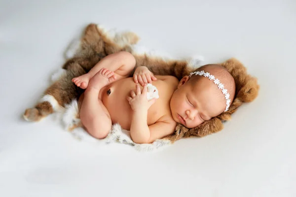 生まれたばかりの赤ちゃん女の子 swaddled、毛皮の上に敷設 — ストック写真