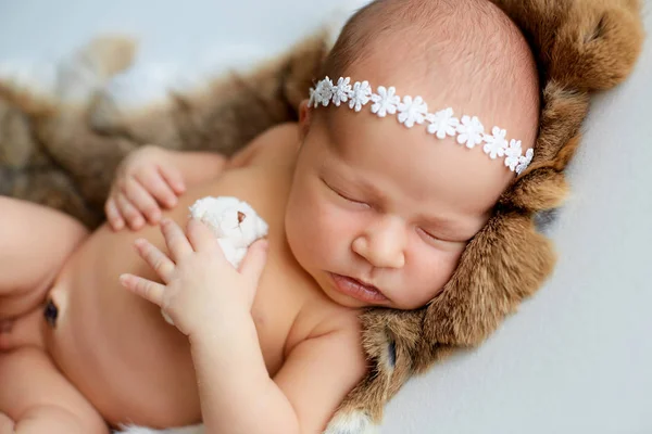 Bebé recién nacido en el sombrero durmiendo con un juguete —  Fotos de Stock