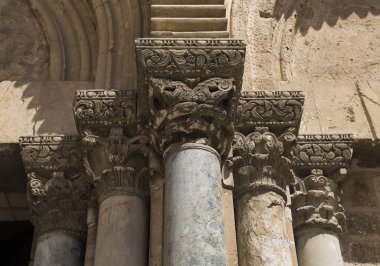 Kutsal kapılarında bir çatlak sütun. Kilise Holly türbe.
