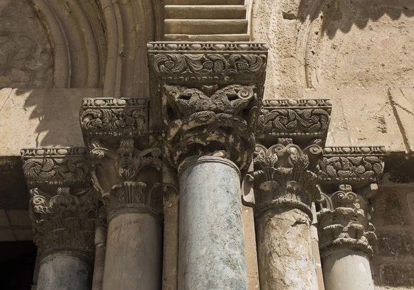 Kutsal kapılarında bir çatlak sütun. Kilise Holly türbe.