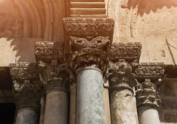 Kudüs'te Kutsal türbe için giriş sütunları